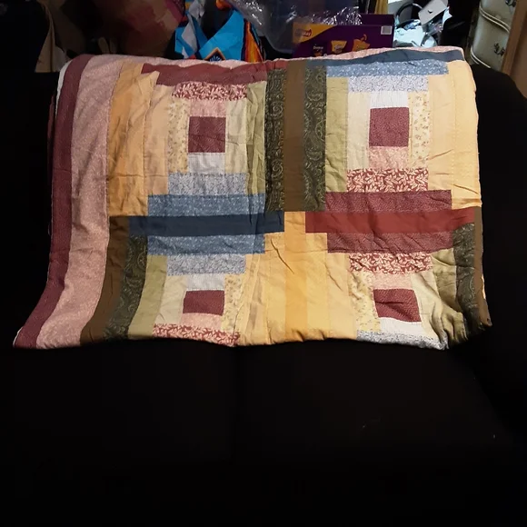 The quilt is a full size and features a vibrant multicolor design - Picture 5 of 8